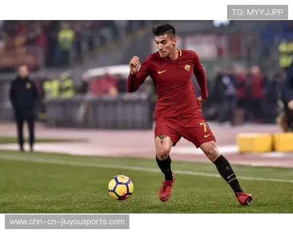 佩莱格里尼主罚任意球击中横梁弹回，罗马错失扳平机会