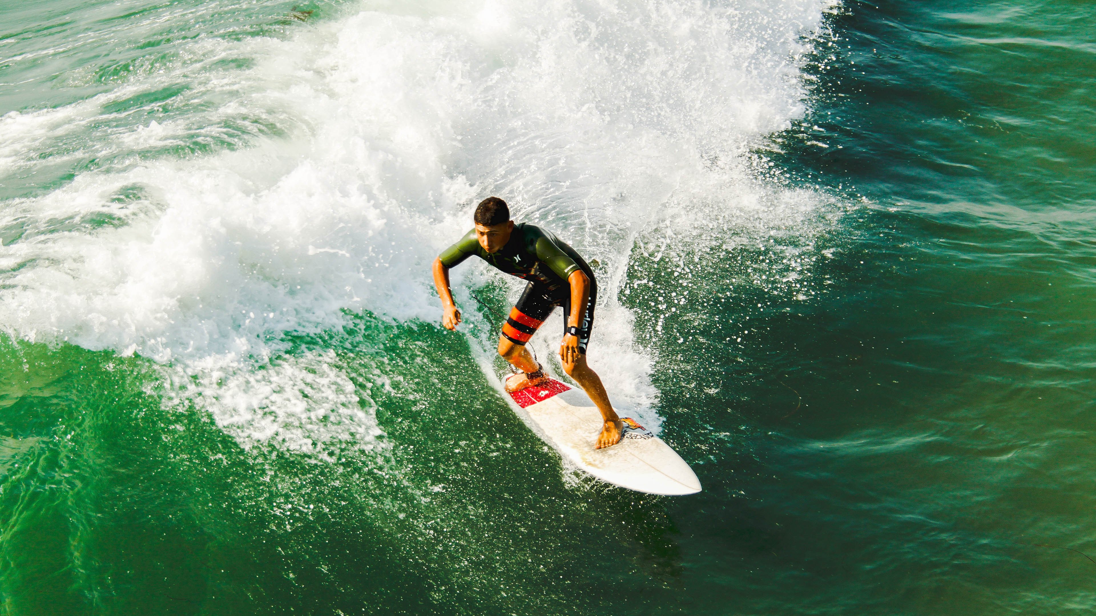 九游游戏中心下载-球迷热情支持，场上气氛火爆！，球迷们正在为队员们加油鼓劲